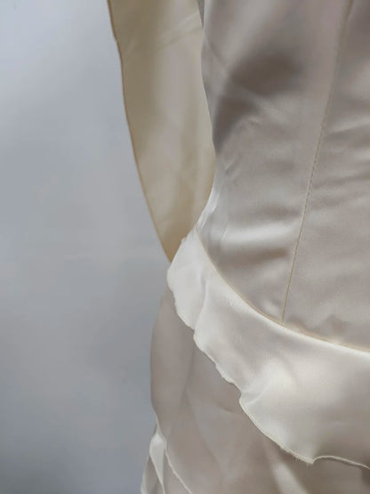 Elegantes Damen-Midikleid mit schulterfreiem Design, langen Ärmeln und Perlen-Patchwork – figurbetont und luxuriös.