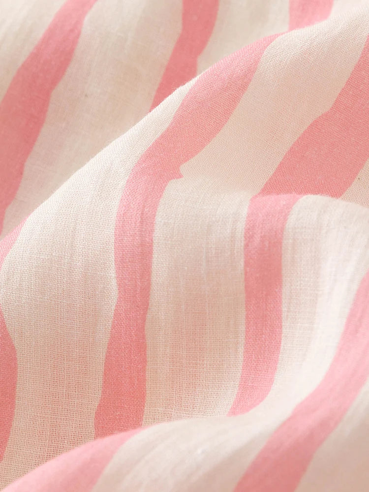 Kühlendes und antibakterielles Lyocell-T-Shirt in Übergröße mit schulterbetonendem Design und figurformendem Druckmuster.