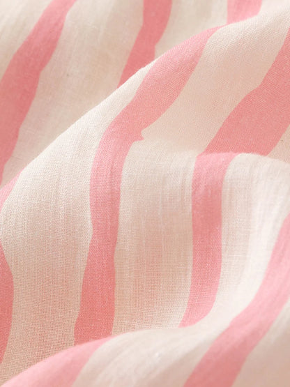 Kühlendes und antibakterielles Lyocell-T-Shirt in Übergröße mit schulterbetonendem Design und figurformendem Druckmuster.