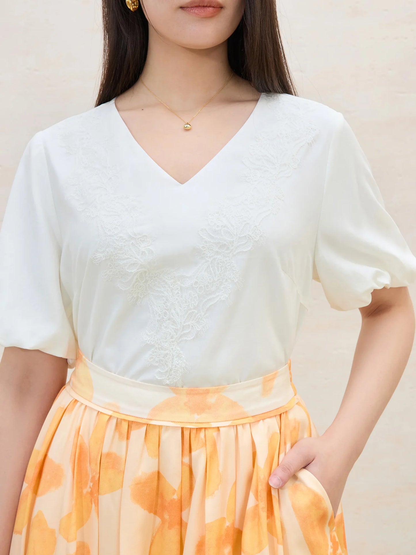Minimalistisches Damen-T-Shirt mit doppeltem Ausschnitt und Anti-Flecken-Technologie – vielseitiges Sommeroberteil