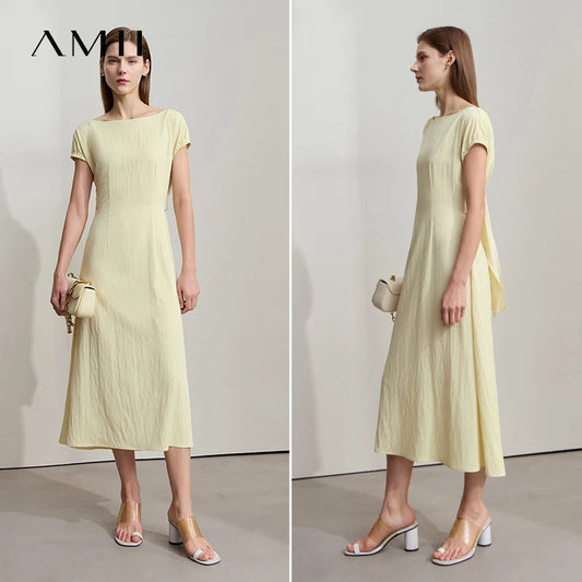 Gelbes Damenkleid mit kurzem Arm, leichtem Faltenwurf und Taillennaht