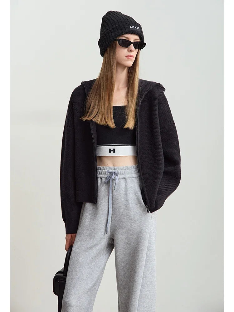 Dunkle offene Wollstrickjacke mit langen Ärmeln und breiten Bündchen