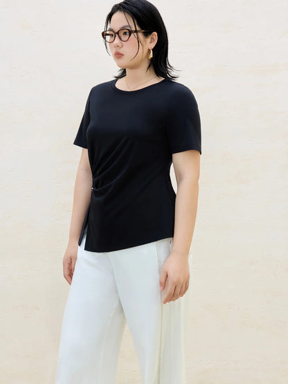 Damen-Bluse in Übergröße mit doppeltem Lagenlook und Puppenkragen, Hohldesign und Stickerei – modisches Sommerhemd für den Arbeitsalltag.