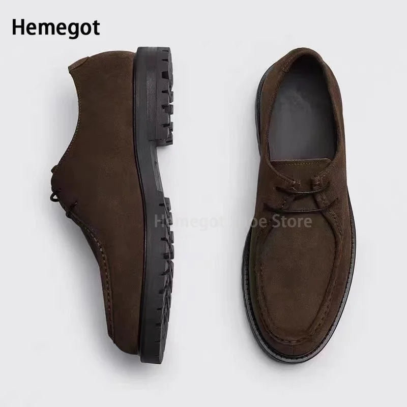 Braune Herren-Derby-Schuhe aus Wildleder, Paaransicht mit dicker Profilsohle