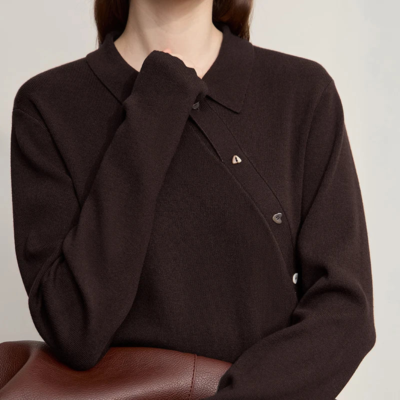 dunkelbrauner Pullover im Detail: Polokragen, Knopfleiste und diagonale Vorderpartie