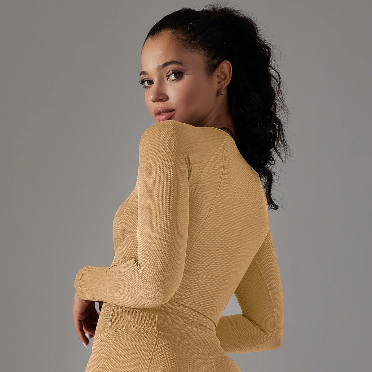 Yoga-Langarmshirt für Damen in Beige, tailliert, lange Ärmel, Rückansicht