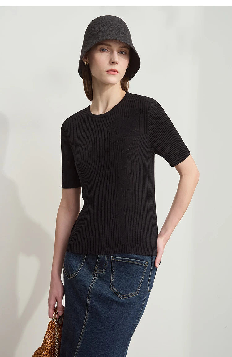 Schwarzer Kurzarm-Pullover aus Rippstrick mit Rundhalsausschnitt, seitliches Modellfoto