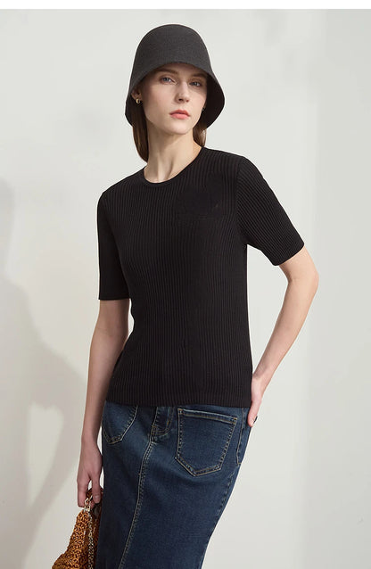 Schwarzer Kurzarm-Pullover aus Rippstrick mit Rundhalsausschnitt, seitliches Modellfoto