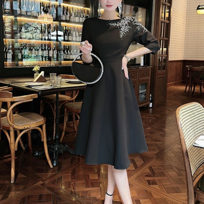 Elegantes Damenkleid mit quadratischem Ausschnitt, halblangen Ärmeln und Pailletten-Patchwork-Design – ideal für besondere Anlässe.