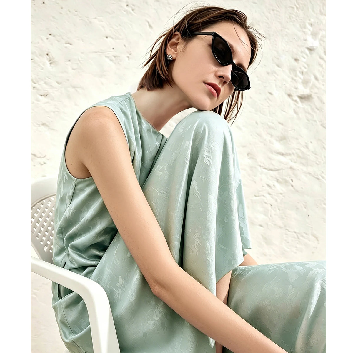 Jacquard-Damenkleid ohne Ärmel, mintgrün, Drapierung am Oberkörper, Nahaufnahme.