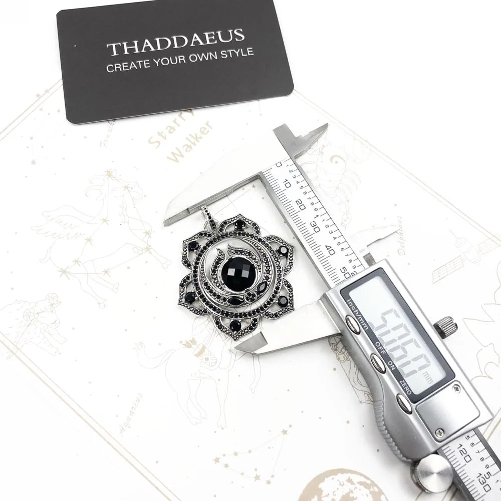 Tigerkopf-Anhänger aus 925 Sterlingsilber, neben Messlehre dargestellt