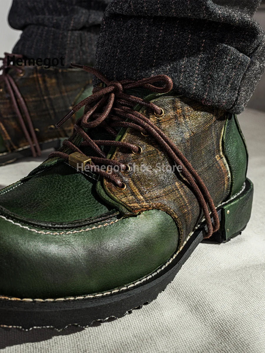 Nahaufnahme: Derby-Schuh mit dunkelgrünem Leder, braunem Einsatz und braunen Schnürsenkeln