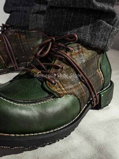 Nahaufnahme: Derby-Schuh mit dunkelgrünem Leder, braunem Einsatz und braunen Schnürsenkeln