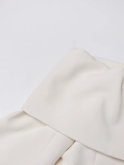 Elegantes Damen-Kleid mit Rundhalsausschnitt, kurzen Ärmeln und unregelmäßigem Patchwork-Design – figurbetont und stilvoll.