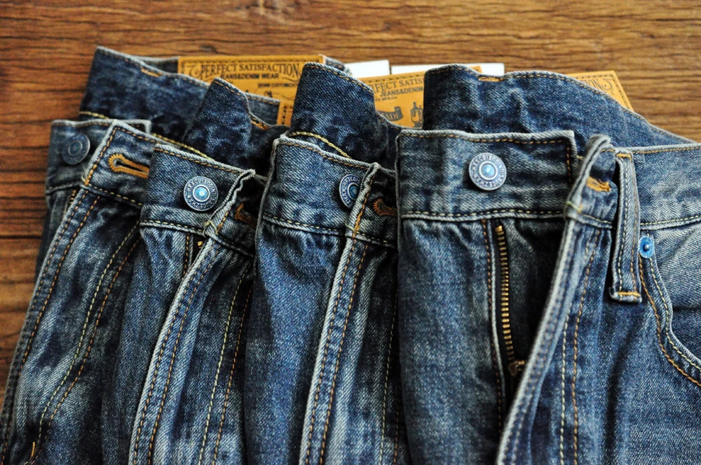 Männer Jeans im Vintage-Stil mit bestickten Patches und zerrissenen Details