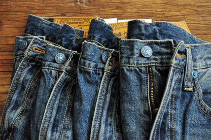 Männer Jeans im Vintage-Stil mit bestickten Patches und zerrissenen Details