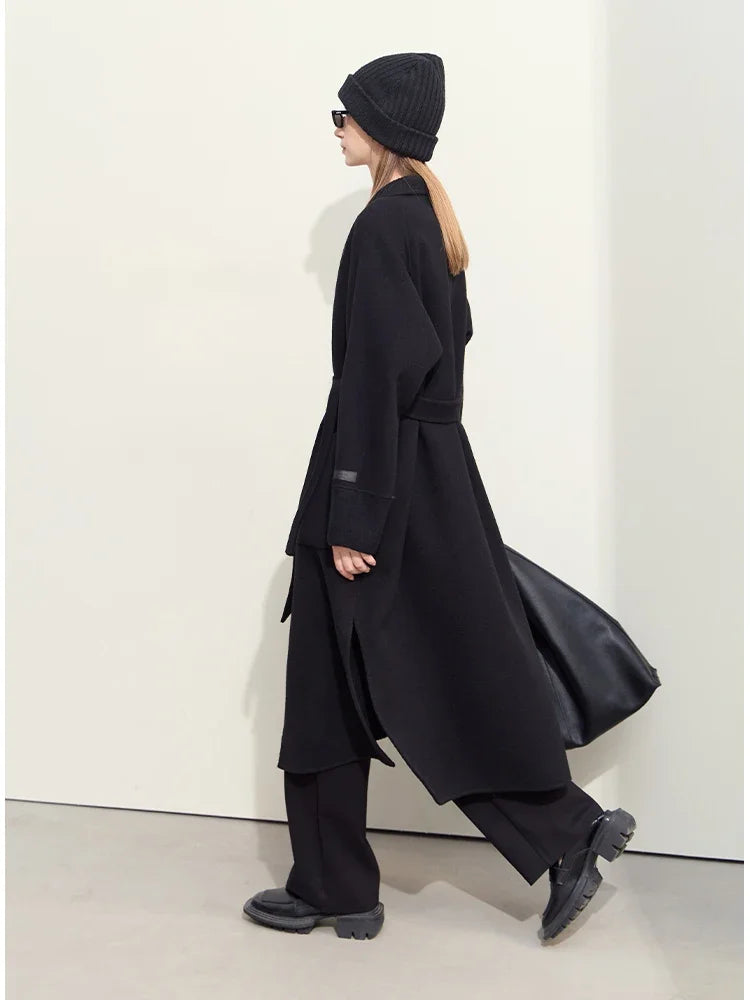 Damen Gürteljacke im minimalistischen Stil aus Wolle mit Taschen und V-Ausschnitt