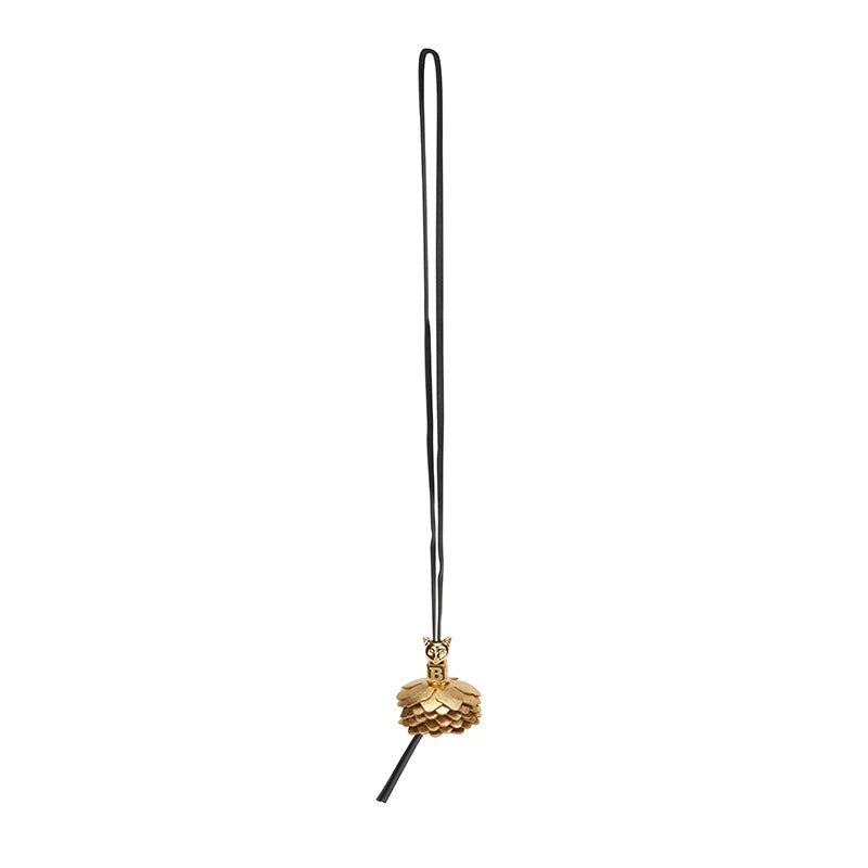 Katzenanhänger mit goldener Blütenquaste und schwarzem Band