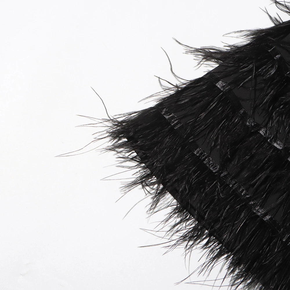 Elegantes Damenkleid mit V-Ausschnitt, kurzen Ärmeln und Perlenverzierung – figurbetontes Design mit Rüschen und Falten.
