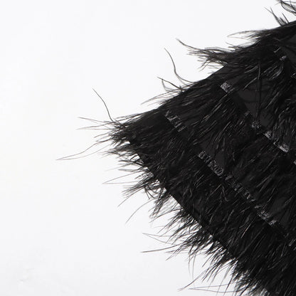 Elegantes Damenkleid mit V-Ausschnitt, kurzen Ärmeln und Perlenverzierung – figurbetontes Design mit Rüschen und Falten.