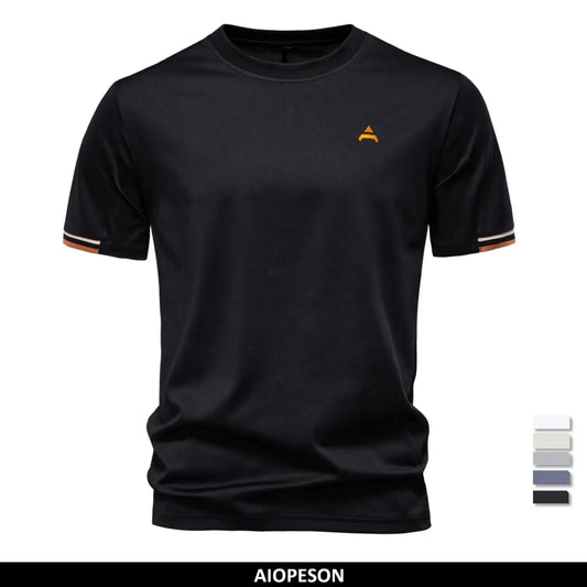 Schwarzes Herren-T-Shirt mit Rundhalsausschnitt und orangefarbenem Logo vorne