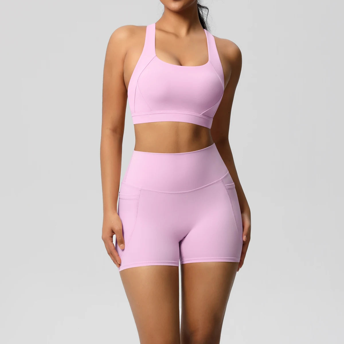 Damen-Yogaset in Helllila: Sport-BH mit breitem Ausschnitt und passende Shorts