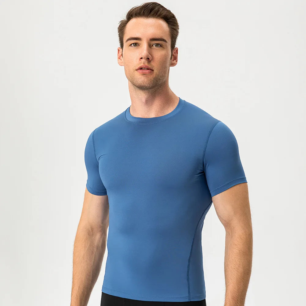 Eng anliegendes Herren-Fitness-Trainingsset mit kurzen Ärmeln – elastisch und schnelltrocknend, ideal für Sport und Laufen.