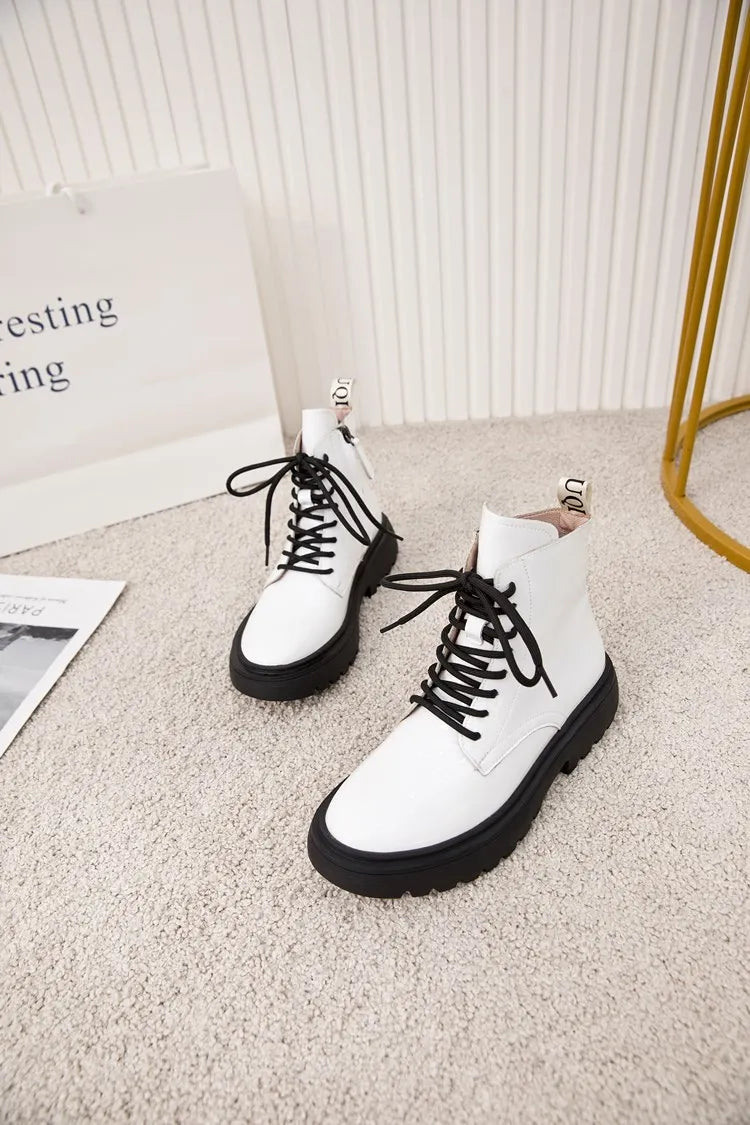 Damen-Ankle-Boots aus Leder, weiß, Schnürung, schwarze Sohle, Frontansicht