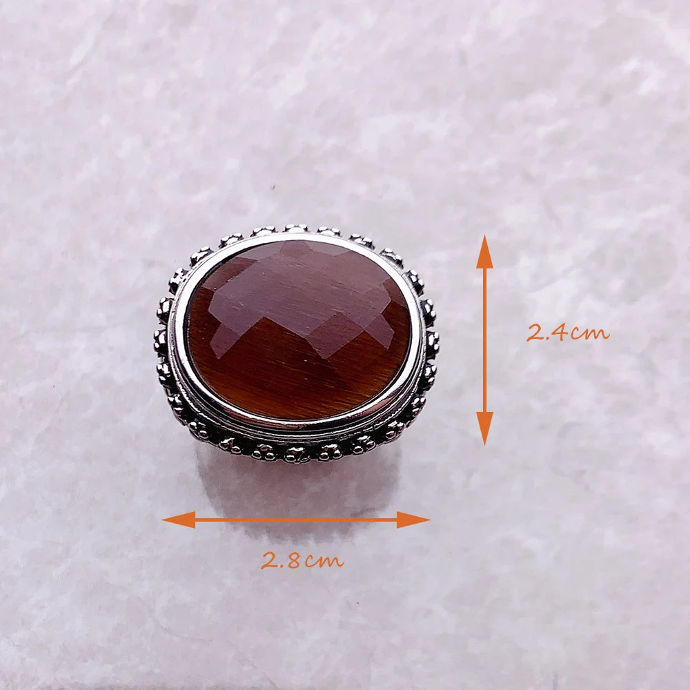 Silberner Ring mit rundem Tigerauge-Einsatz und Totenkopfband