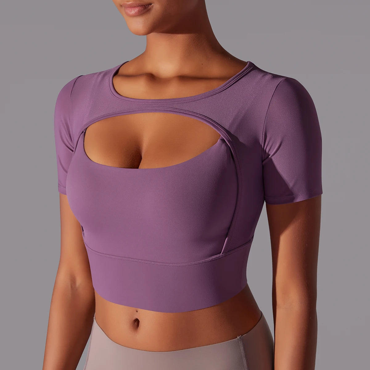 Lila Kurzarm-Sporttop mit Cut-out am Brustbereich