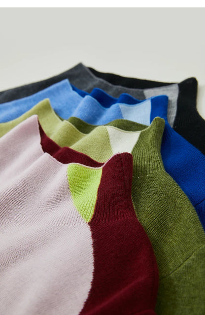 Detailansicht Damenpullover mit Farbblöcken: flieder, grün, blau, dunkelrot und schwarz
