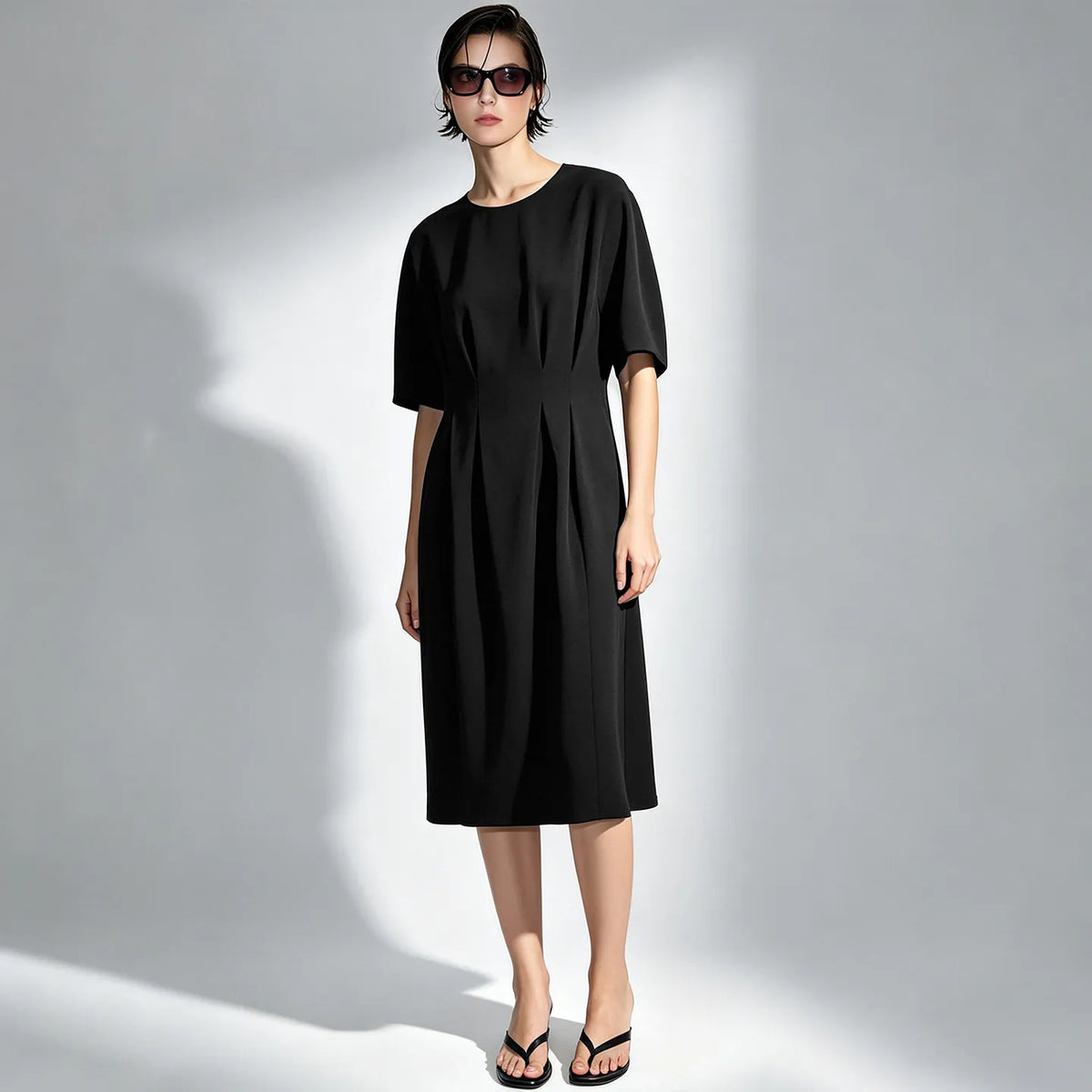 Tailliertes Midi-Kleid in Schwarz mit kurzem Ärmel und Rundhalsausschnitt