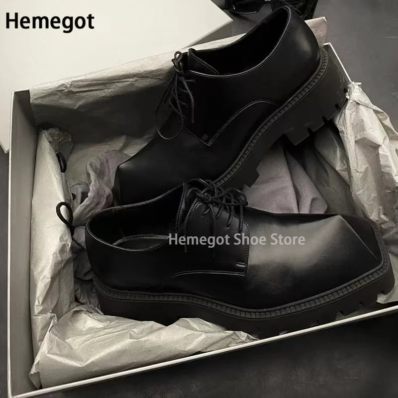 Schwarze Derby-Schuhe mit Schnürung und dicker Profilsohle, in der Verpackung