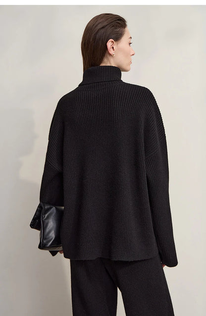 Schwarzer Rollkragenpullover von hinten, weite Passform, lange Ärmel