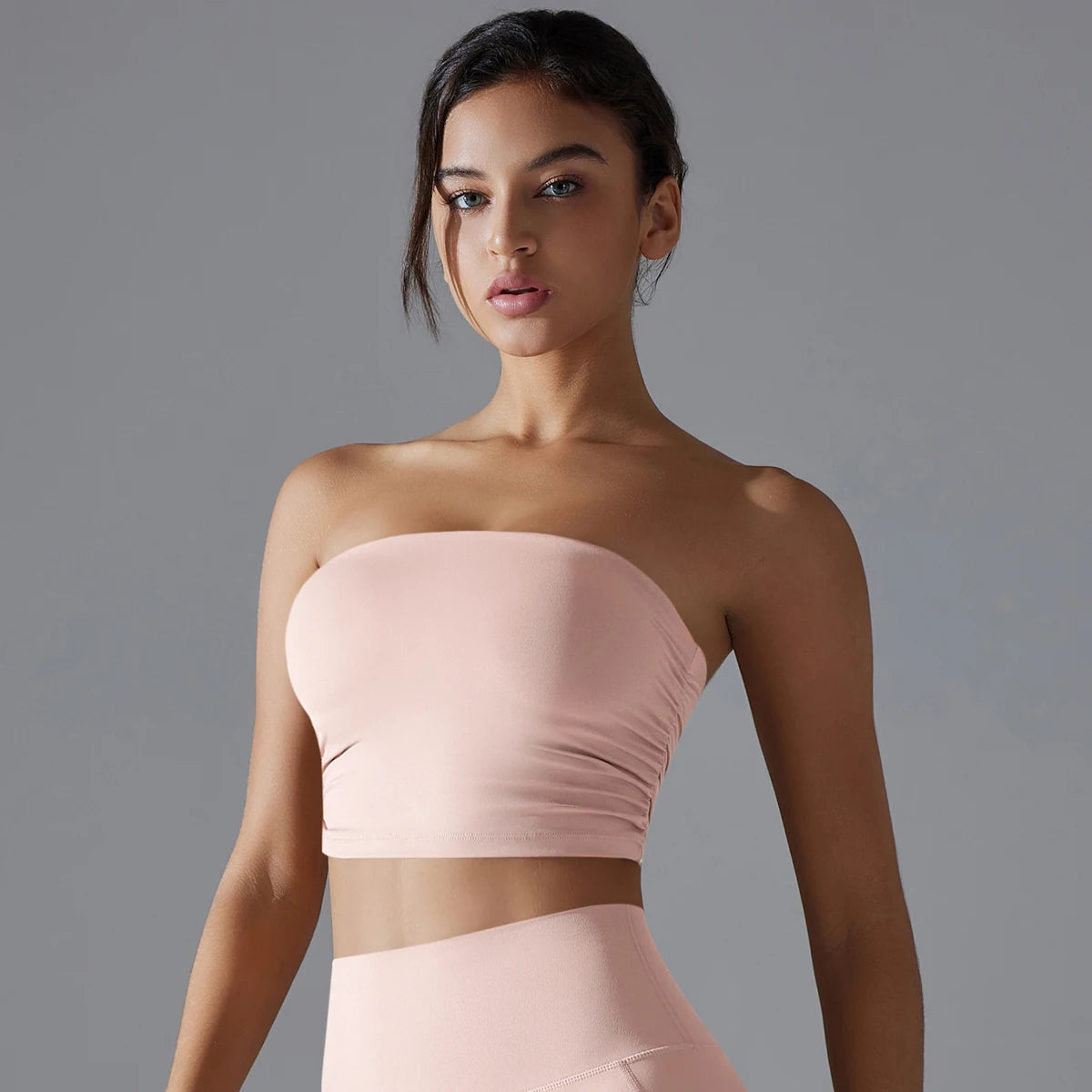 Nahtloser Sport-BH in zartrosa, trägerloser Bandeau mit breitem Unterbrustbund