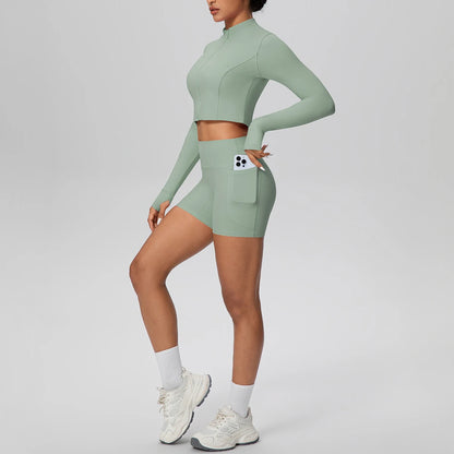 Damen-Yoga-Set mit Reißverschluss: langarm Croptop und Shorts in Salbeigrün