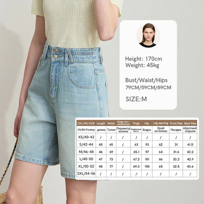 Minimalistische Damen-Shorts im Denim-Stil aus gewaschenem Baumwollstoff mit flexiblem Bund – ideal für den Sommer.