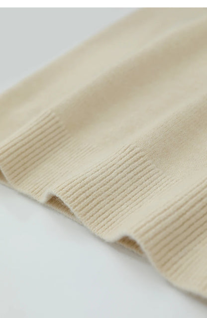 Nahaufnahme Ärmelbund: cremefarbener Strickpullover mit geripptem Saum