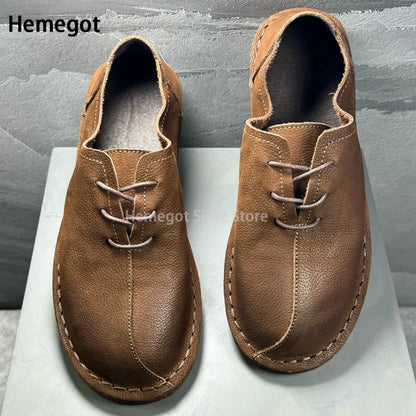Herren-Lederschuhe, braun, Vorderansicht mit Schnürung und runder Zehenform