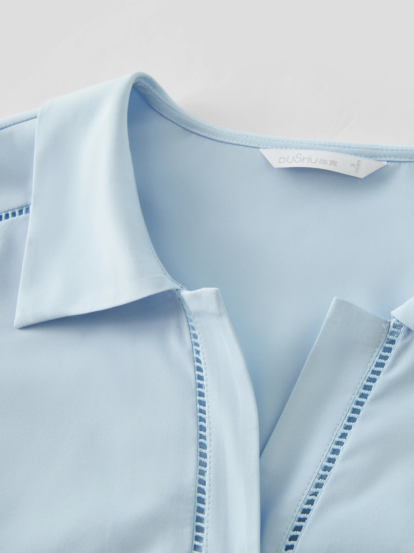 Eleganter Damen-Wollpullover mit schrägem Kragen und Schlitz – vielseitig und schick für den Frühling