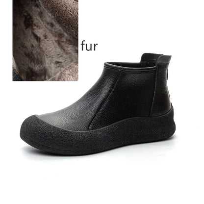 Schwarze flache Leder-Stiefeletten mit Fellfutter, Rundkappe und seitlichem Reißverschluss.