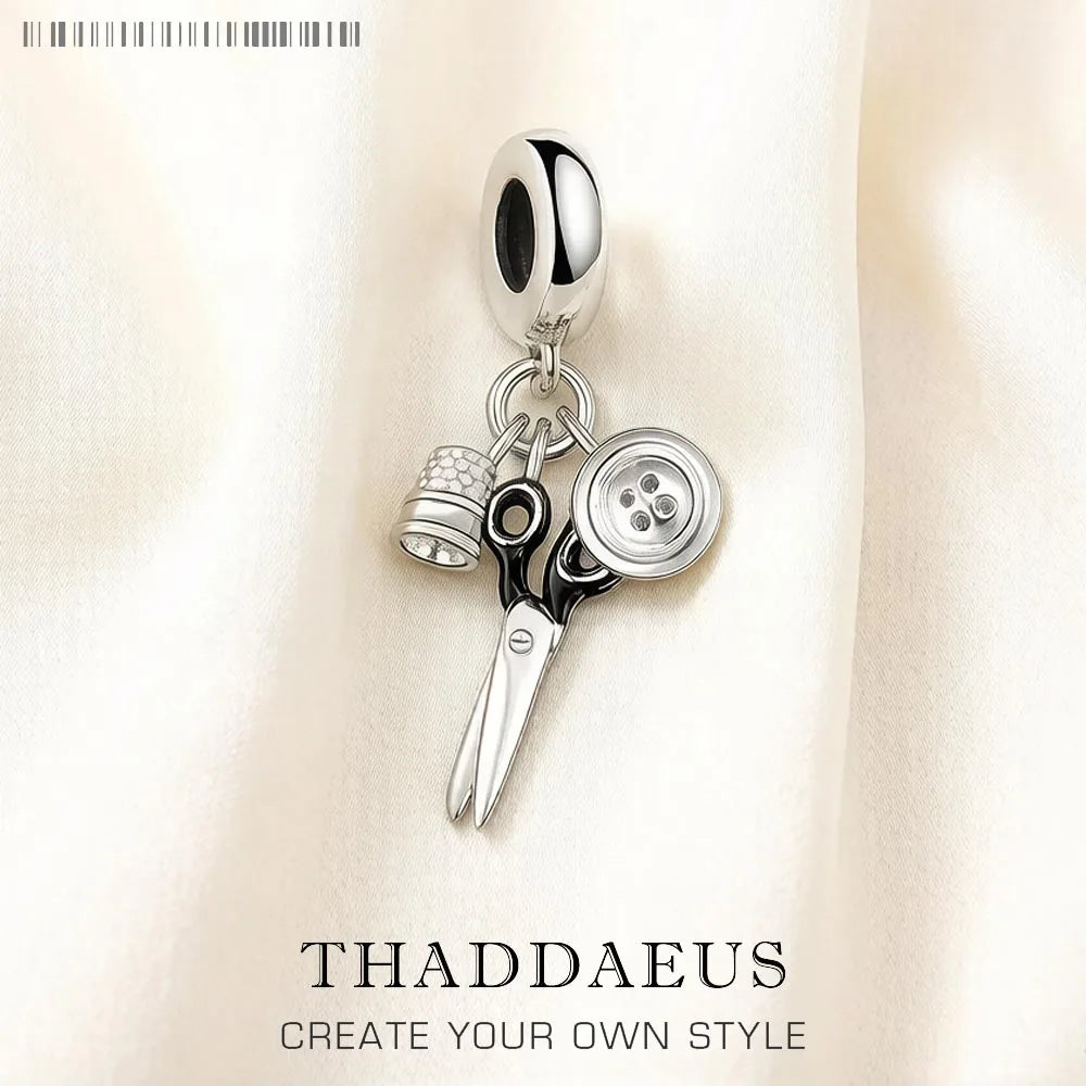 Baumelnder Schmuck-Anhänger aus 925er Sterlingsilber mit Schere und Knopf