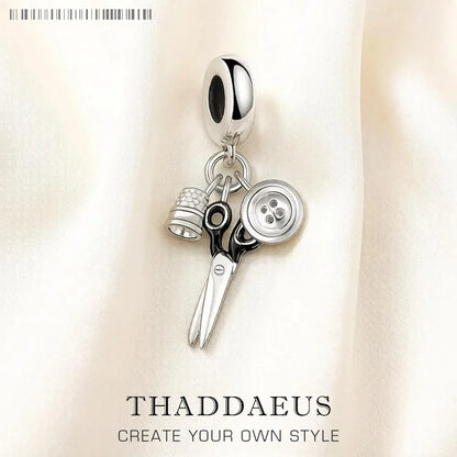 Baumelnder Schmuck-Anhänger aus 925er Sterlingsilber mit Schere und Knopf