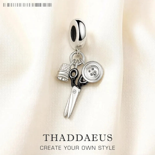 Baumelnder Schmuck-Anhänger aus 925er Sterlingsilber mit Schere und Knopf