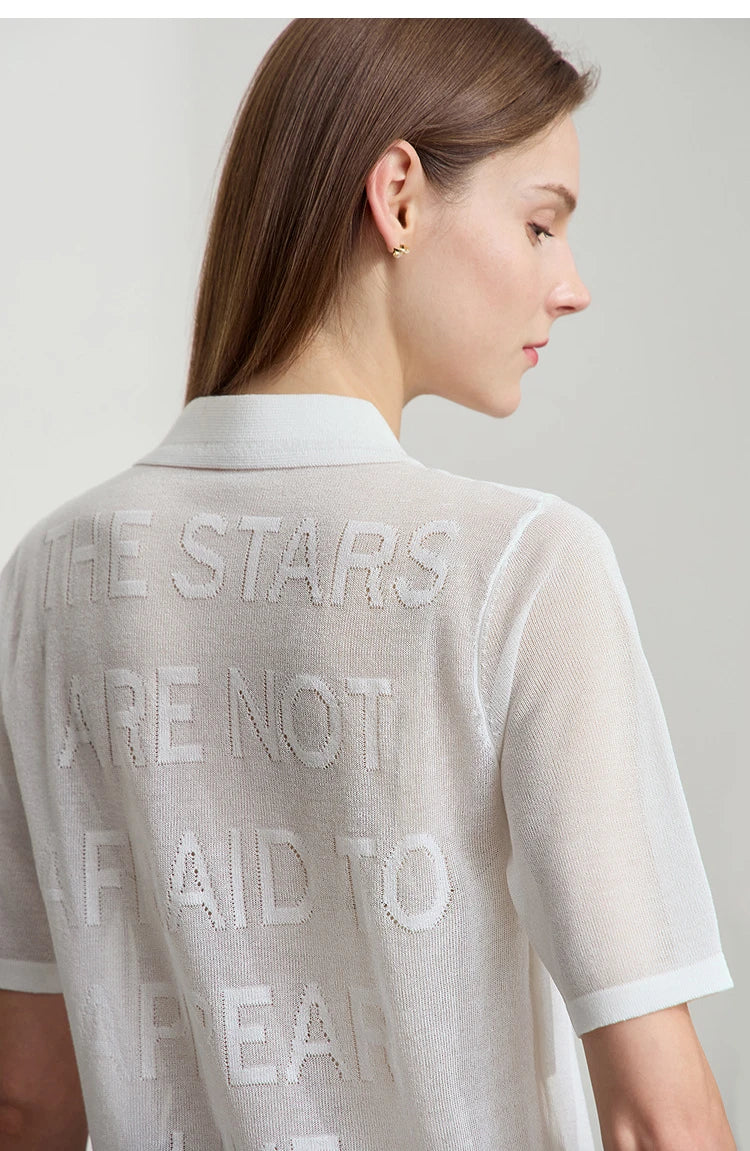 Damen-Sommerpullover Rückansicht in Weiß, kurzarm, geprägte Schrift auf dem Rückenkragen