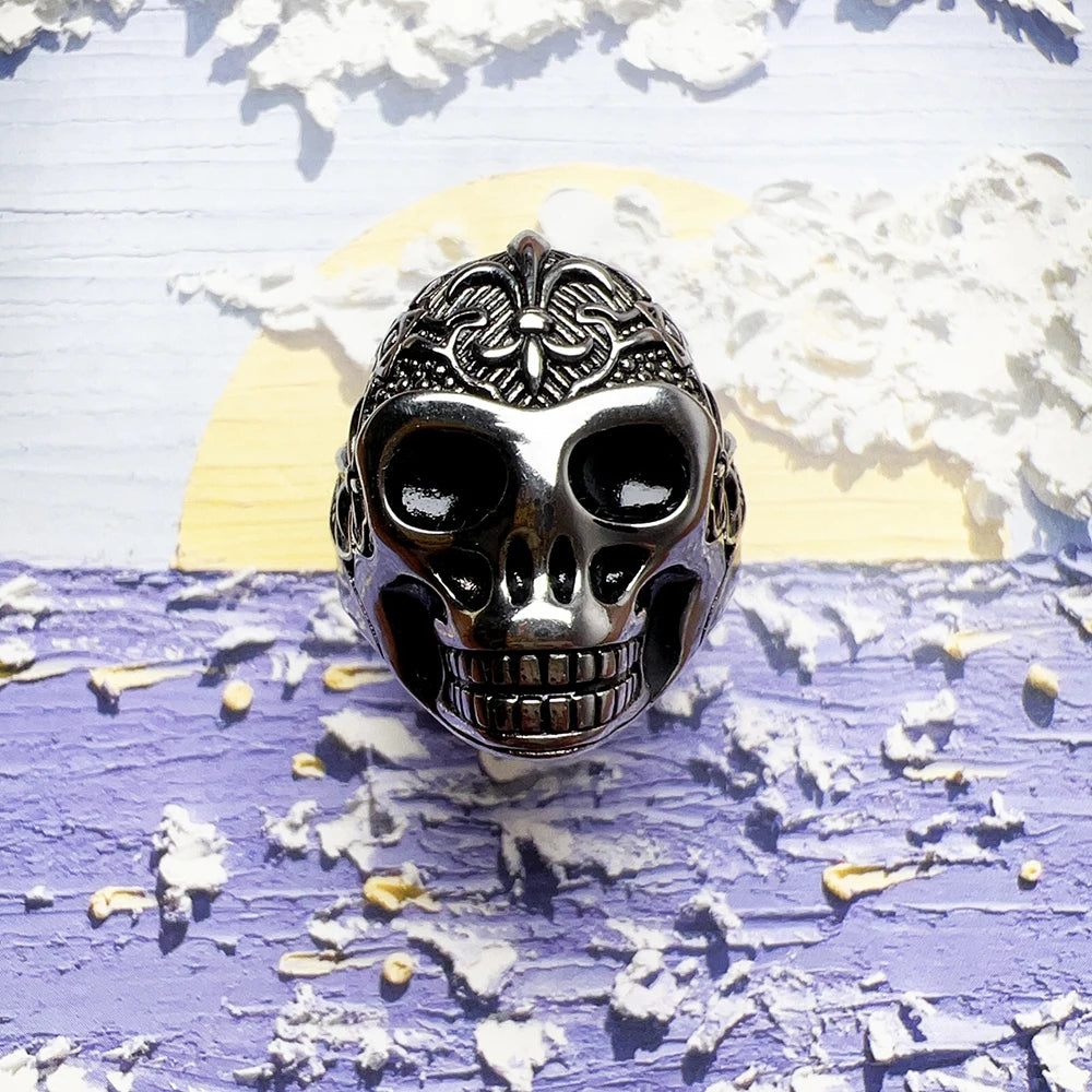 Ring aus 925er Sterlingsilber mit geschwärztem Totenkopf und Ornamentkranz