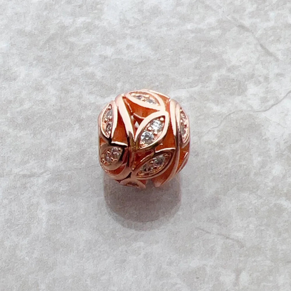 Roségoldener Charm von der Seite mit eingearbeiteten Zirkonia-Steinen