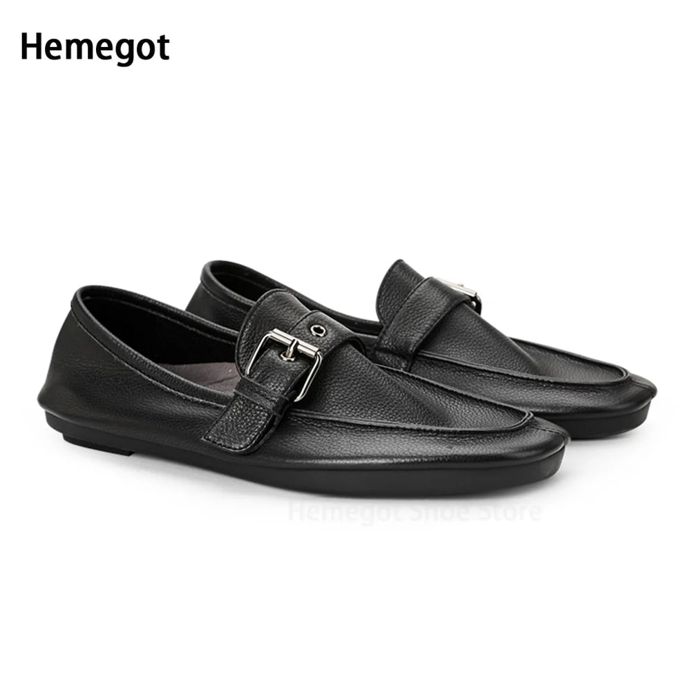 Herren-Slipper mit Schnallenriemen, schwarze Loafer, seitliche Ansicht