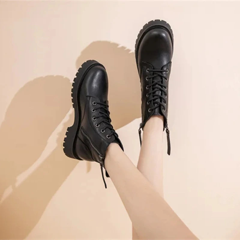 Schwarze Damen-Stiefeletten mit Schnürung und dickem Profilabsatz, Zugschlaufe hinten