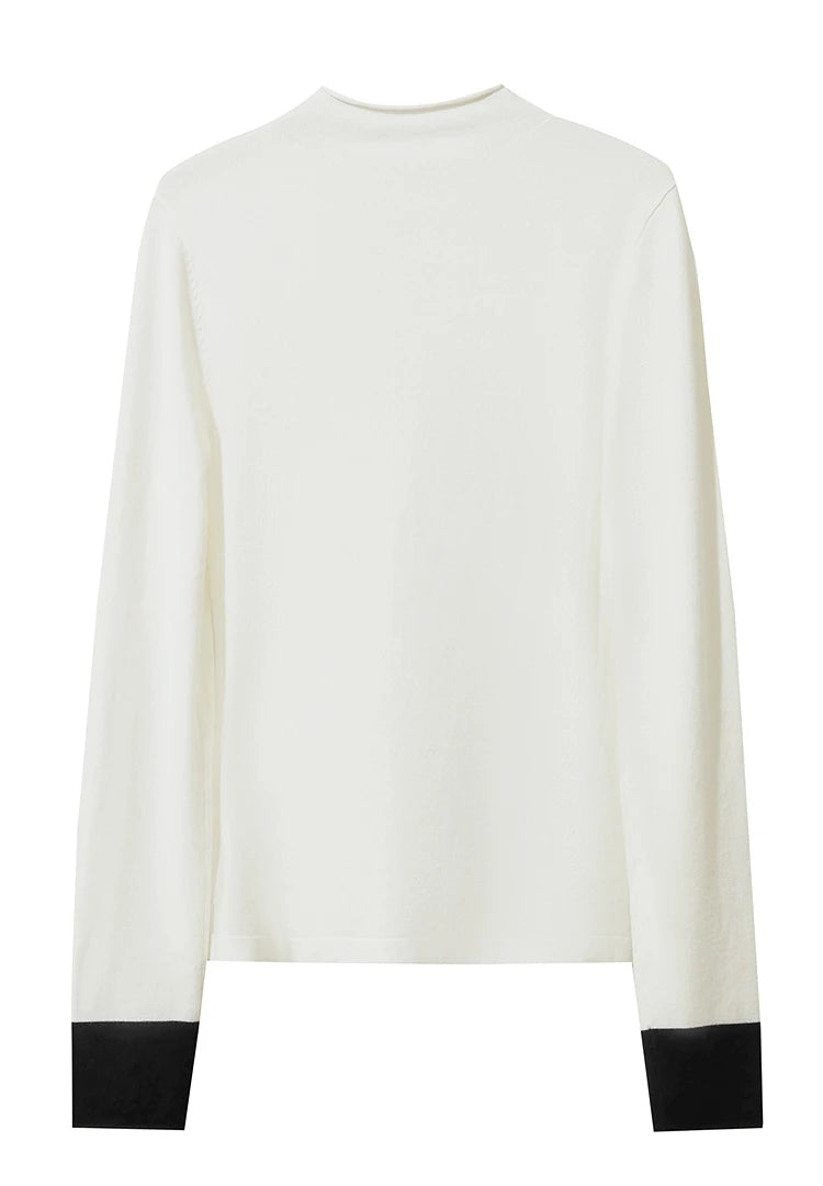 Strickpullover Rückansicht mit Stehkragen und schwarzen Bündchen, weißer Farbton